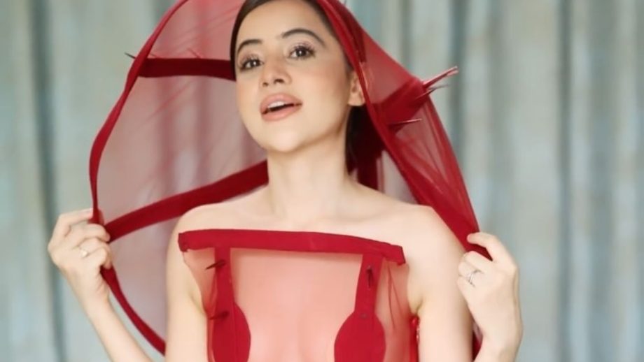 कंटीली ड्रेस के जरिए यूजर्स का दिल चुरा रही है उर्फी जावेद