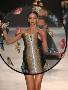 पेरिस फैशन वीक में अनन्या पांडे का जादू