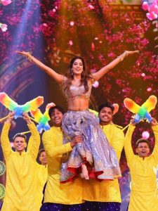 जान्हवी कपूर की बलखाती अदाओं ने लूटी महफिल!