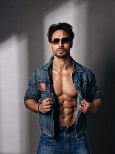 टाइगर श्रॉफ के नए फोटोशूट पर लड़कियां हुई फ़िदा