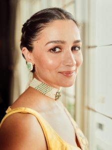 BFF की शादी में ग्लैमर बिखेरने के लिए अपनाएं अलिया भट्ट का साड़ी लुक