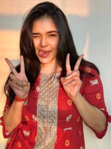 अनुपमा की बेटी ने सिंपल सलवार सूट में बिखेरा ग्लैमर