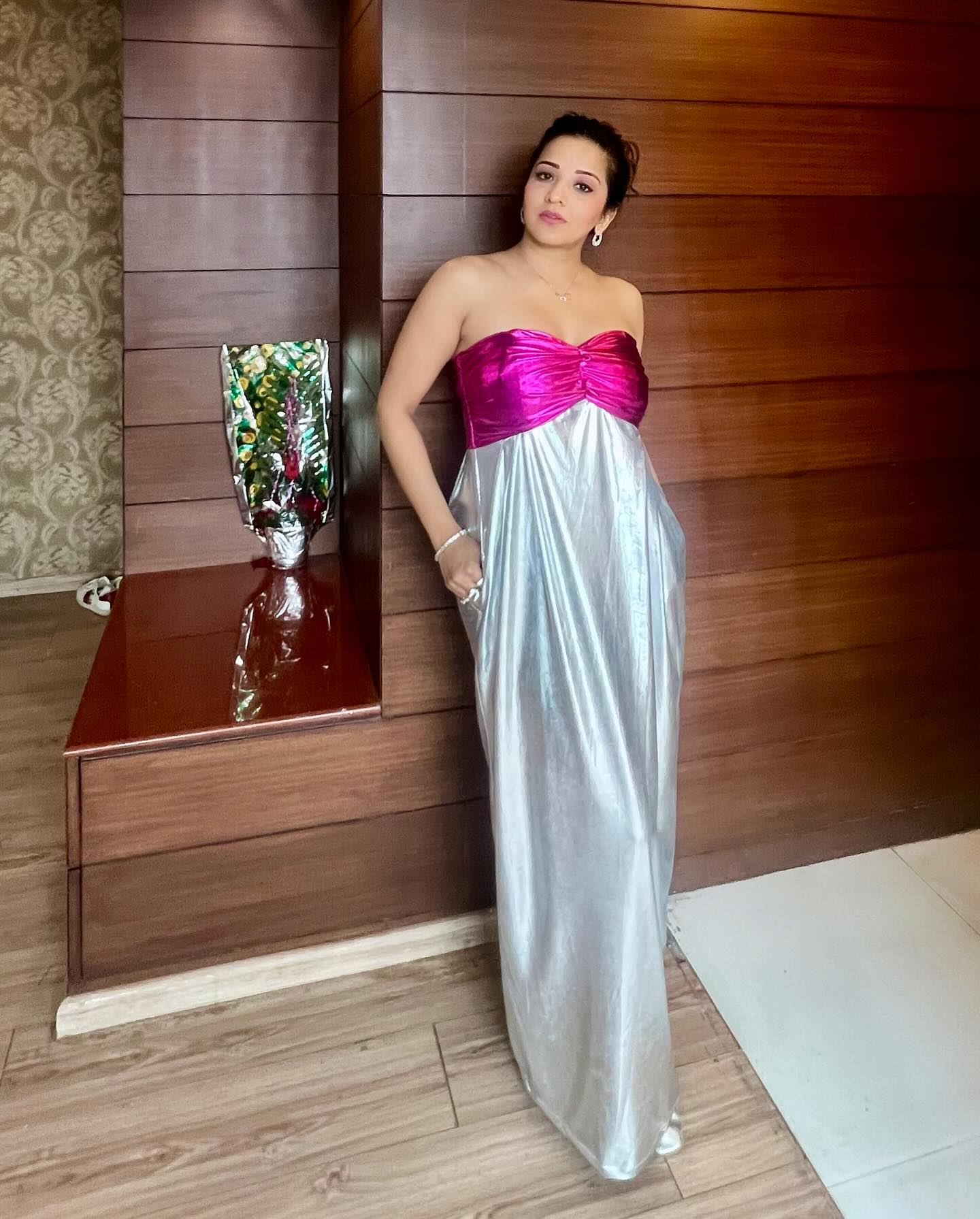 डुअल-कलर मैटेलिक स्ट्रैपलेस ड्रेस में मोनालिसा ने इंटरनेट पर मचाया तहलका 40834