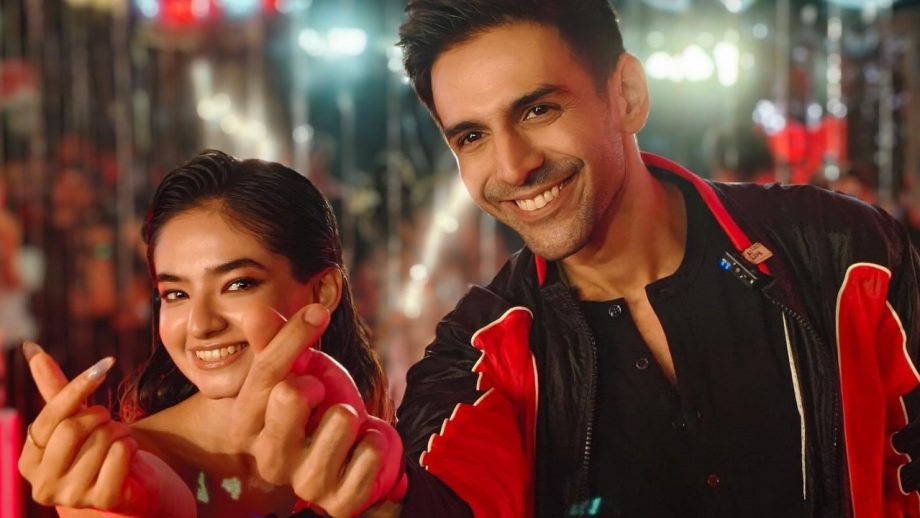 अनुष्का सेन ने कार्तिक आर्यन के साथ दिया कोरियन हार्ट्स पोज