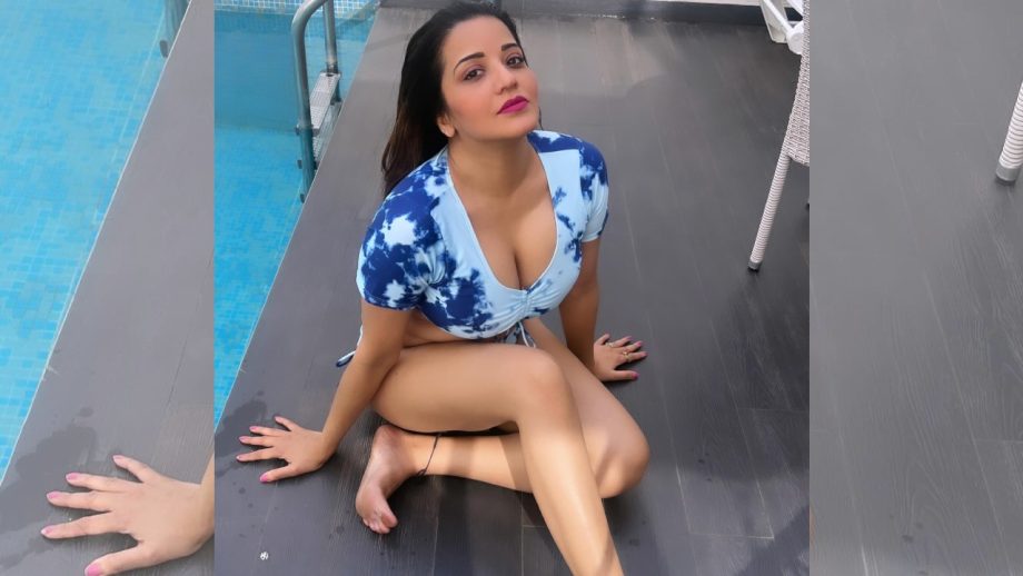 टाई-डाई बिकिनी से मोनालिसा ने चलाई मधिशी की हवा, देखें अदाएं