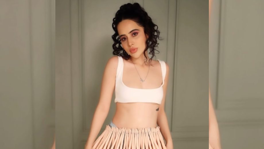 उर्फी जावेद ने टैंक टॉप और गुड़िया से बने हुए स्कर्ट से सभी के उड़ाए होश