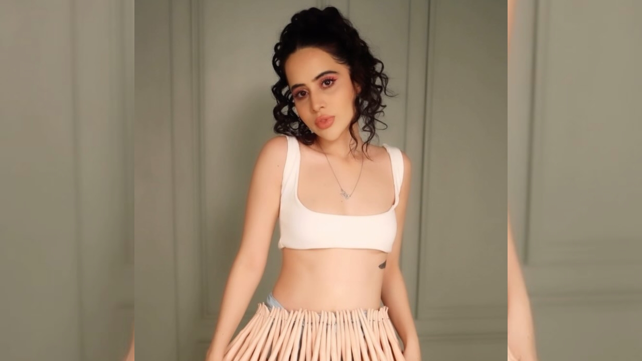 उर्फी जावेद ने टैंक टॉप और गुड़िया से बने हुए स्कर्ट से सभी के उड़ाए होश