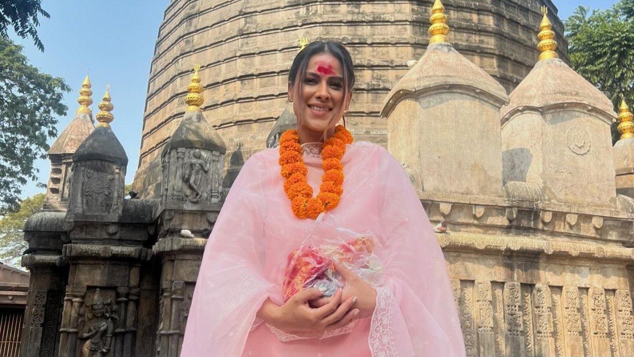 मां कामख्या के दर पर पहुंची निया शर्मा, लिया आशर्वाद