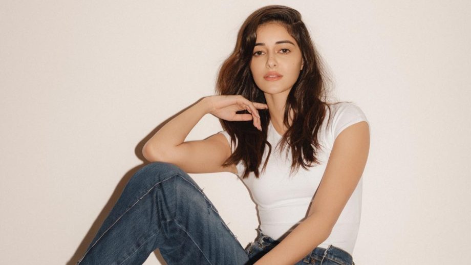 अनन्या पांडे के केजुअल लुक से इंटरनेट पर मची तबाही, जानें फैशन के नए तरकीब