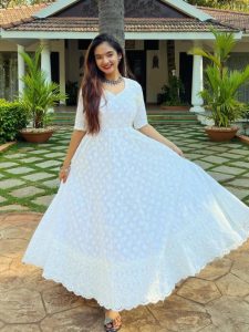 अनुष्का सेन के स्टाइल के दीवाने हो जाएंगे आप, देखे हसीन अदाएं