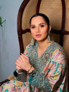 कढ़ाईदार कुर्ती को कुछ इस कदर स्टाइल करती है सानिया मिर्जा