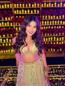 डीप नेक ब्लाउज और लहंगा चोली से रोशनी वालिया ने किया फैंस को मदहोश