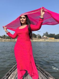 नाव पर पोज देते हुए काजल राघवानी ने लहराया दुपट्टा