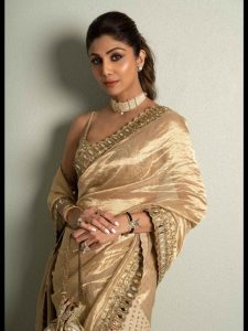 गोल्डन साड़ी लपेटकर खूबसूरती की मिसाल बनी शिल्पा शेट्टी