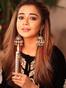 कानो में बड़ी बलियां और हाथों में मोमबत्ती लिए ग्लैमर बिखेर रही है बिग बॉस गर्ल टीना दत्ता