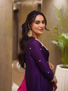 कानो में बाली और देसी लाली सजाए कहर ढा रही है सुरभि ज्योति