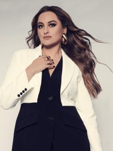 सोनाक्षी सिन्हा का ब्लैक एंड व्हाइट बॉसी लुक!