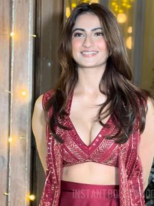 डीप नेक ब्लाउज और लाल शरारा ड्रेस द्वारा इंटरनेट पर क्यूटनेस बिखेर रही है पलक तिवारी