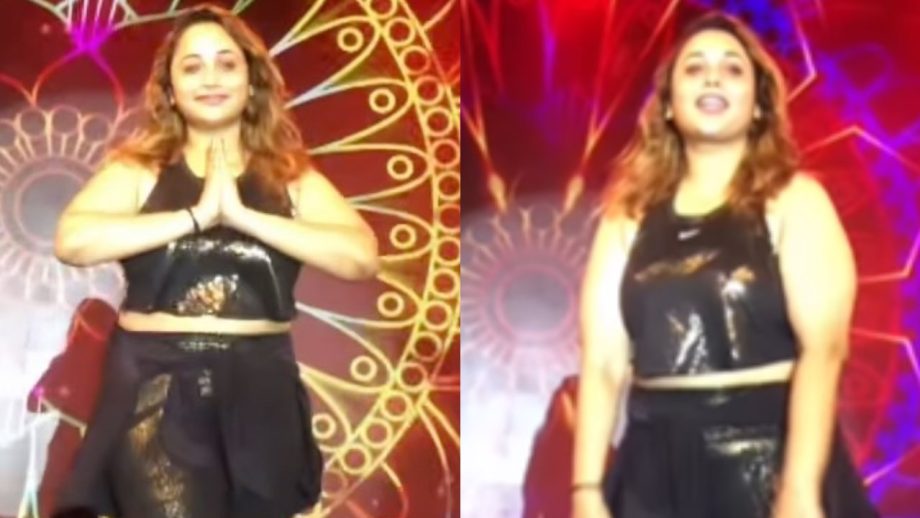 रानी चटर्जी ने अपने दमदार डांस मूव्स से स्टेज पर मचाई धूम, देखे वीडियो