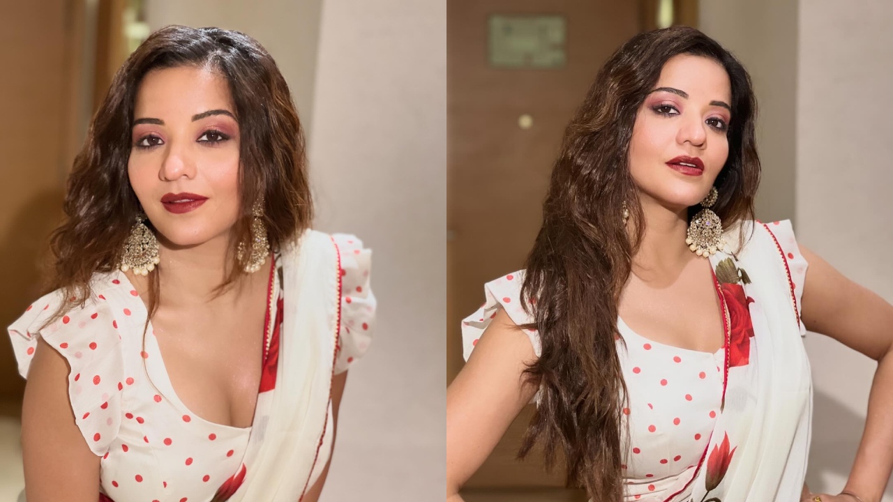 रेट्रो पोल्का डॉट्स साड़ी में खूबसूरती बिखेर रही है मोनालिसा