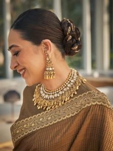 हेवी ज्वेलरी पहनकर साड़ियों में करना है रॉक, अपनाए करिश्मा कपूर का लुक