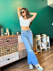 नटखट अदाएं और स्टाइलिश लुक से यूजर्स का दिल चुरा रही है अनुष्का सेन