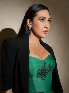 करिश्मा का करिश्मा देख यूजर्स हैरान, चलाया हुस्न का जादू