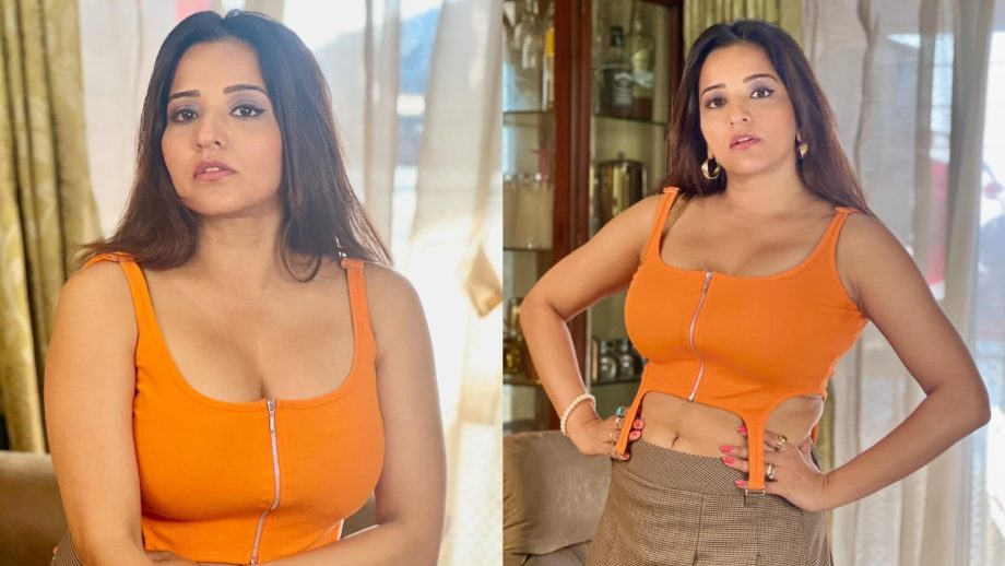 क्रॉप टॉप और चेकर्ड मिनी स्कर्ट द्वारा मोनालिसा ने चलाया बोल्डनेस का बाण