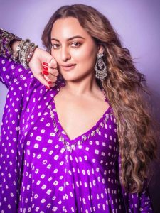 पर्पल शरारा ड्रेस द्वारा सोनाक्षी सिन्हा ने फैंस का धड़काया दिल!