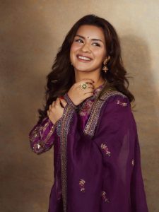 अवनीत कौर ने कुर्ती सेट में छलकाया ग्लैमर