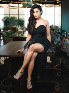 अदा खान की ग्लैमरस अदाएं!