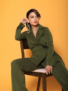 अदा खान का कातिलाना बॉसी लुक देख यूजर्स हुए घायल