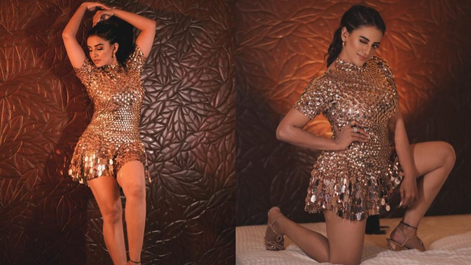 बदन पर गोल्डन मिनी ड्रेस सजाकर अक्षरा सिंह ने बढ़ाई यूजर्स की धड़कनें