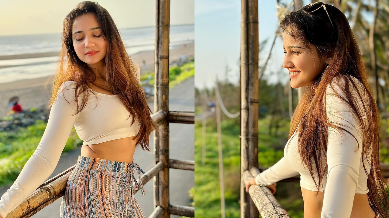 सफेद क्रॉप-टॉप और प्रिंटेड पैंट में आशी सिंह ने दिए लुभावने पोज, देखें ग्लैमर का जादू