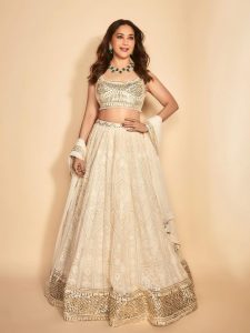 Madhuri Dixit: लहंगे को बेहद गजब तरीके से स्टाइल करना जानती धक-धक गर्ल