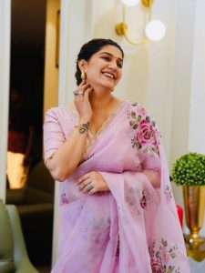 बदन पर गुलाबी साड़ी सजाएं सपना चौधरी ने इंटरनेट पर मचाई धूम