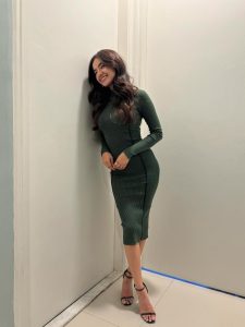 पसंदीदा रंग की बॉडीकॉन ड्रेस में अनुष्का सेन की बलखाती अदाएं!