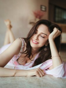 Soumya Tondon: टीवी की भाभी जी ने गुलाबी साड़ी में मचाया तहलका, गजब की खूबसूरती देख फैंस का मचला दिल