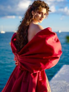 Cannnes 2024 में चला उर्वशी रौतेला का ग्लैमर का जादू!