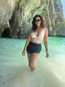 भीगे हुए बाल, आंखो पर चस्मा और बदन पर शॉर्ट्स! फैंस को मदहोश करती दिखी श्वेता तिवारी