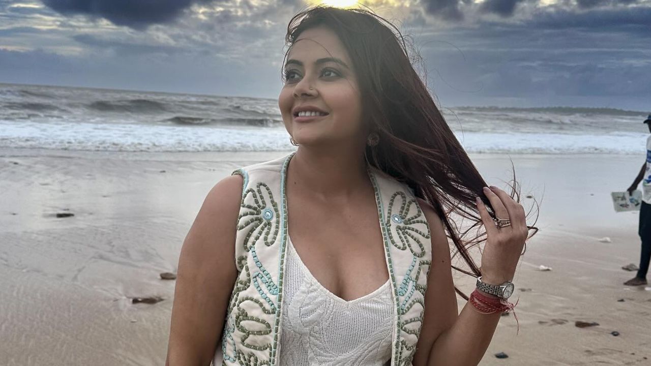 Devoleena Bhattacharjee Pregnancy: टीवी की गोपी बहू बनने वाली है मां? नई तस्वीरों में दिखा बेबी बंप