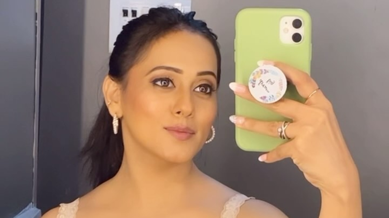 कृतिका देसाई की मिरर सेल्फी गेम ने यूजर्स की बढ़ाई धड़कनें, देखें विडियो