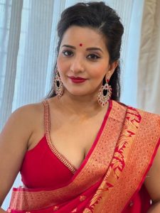 डीप नेक ब्लाउज के साथ लाल साड़ी में मोनालिसा ने दिखाया कयामती लुक