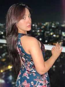 बदन पर रोज गोल्डन गाउन सजाकर अशनूर कौर ने बिखेरा जलवा