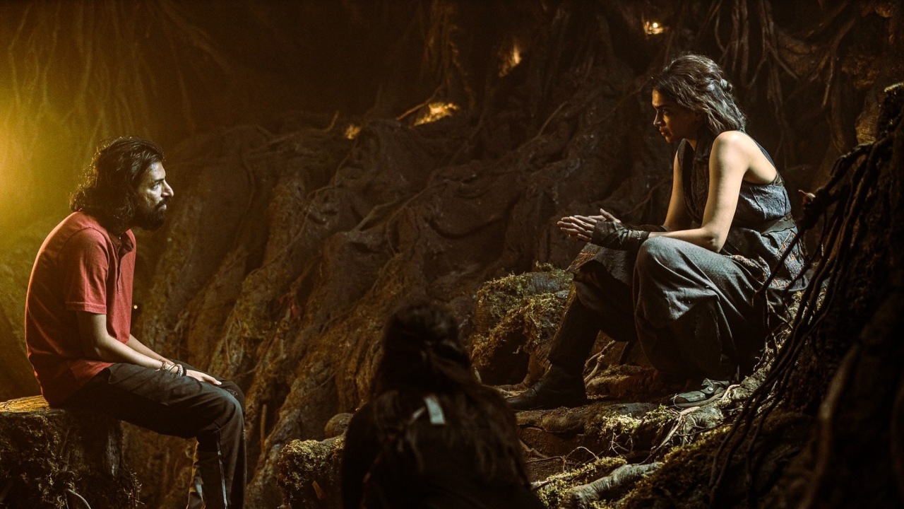 ’कल्कि 2898 AD’ के मेकर्स ने जारी की डायरेक्टर नाग अश्विन संग दीपिका पादुकोण की BTS तस्वीर!