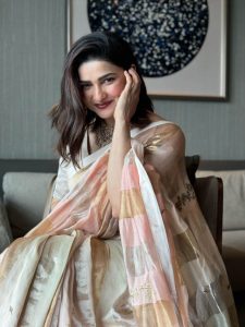 प्राची देसाई की साड़ी में लुक के फैंस हुए दीवाने, प्यारी मुस्कान ने भी चुराया दिल