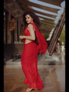 Taapsee Pannu: बदन पर लाल साड़ी और ज़ालिम अदाएं! फैंस हुए घायल