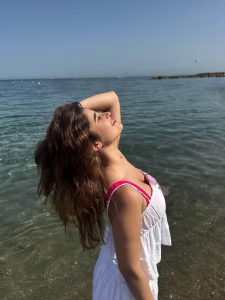 राशा थडानी ने दरिया किनारे बढ़ाई गर्मी, दिखाई कुदरती खूबसूरती