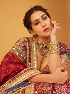 सारा अली खान की खूबसूरती ने खींची यूजर्स की निगाहें, डीप नेक लहंगा पहन यूं हुईं तैयार