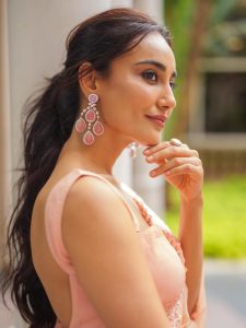 कानो में बाली, बदन पर साड़ी, ग्लैमरस लुक दिखाकर दिल ले गई सुरभि ज्योति!